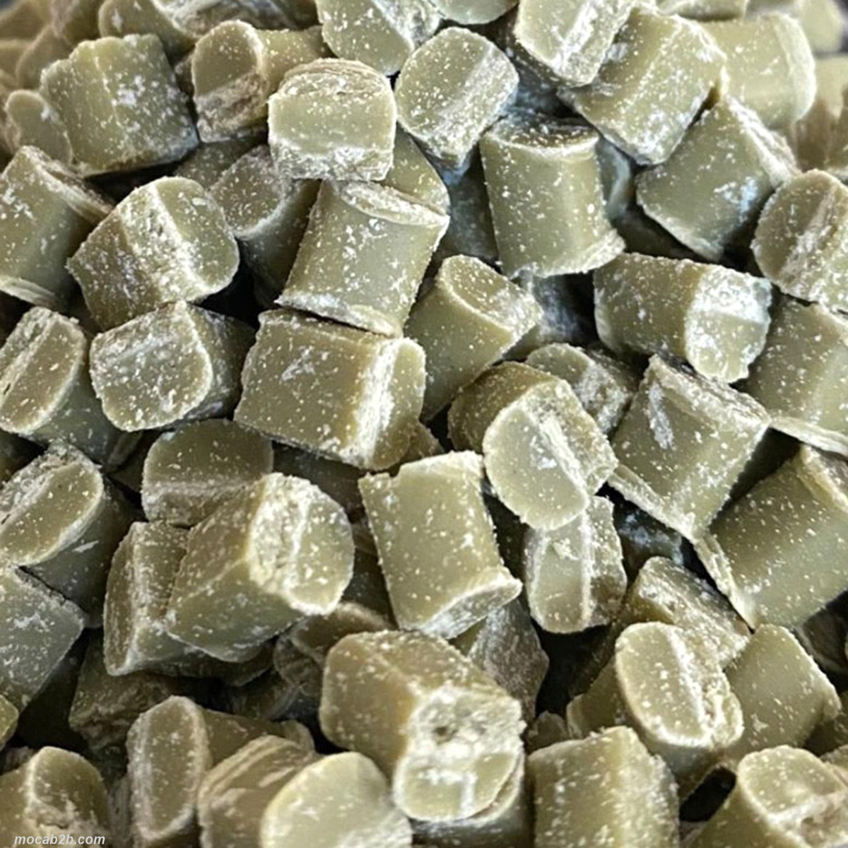 Quadrotti di puro cioccolato al gusto pistacchio di circa 5 mm. Ottimi per la farcitura di prodotti prima della cottura quali muffin, cookies e panettoni. 