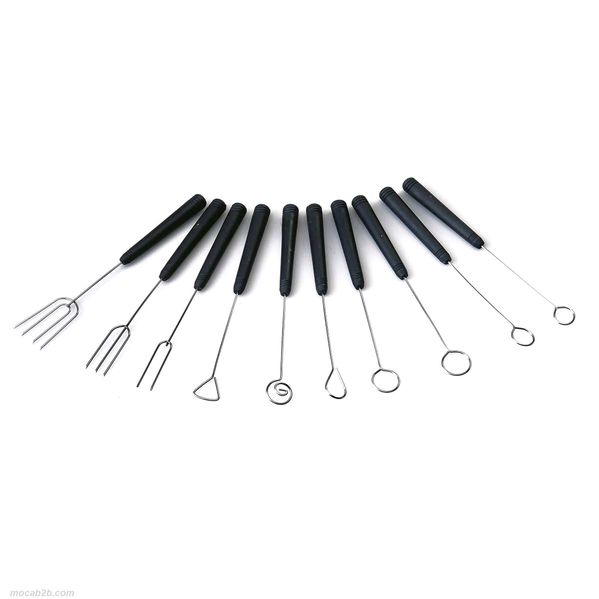 Un pratico set di 10 forchette da cioccolato in filo di acciaio inox con manici in plastica, indispensabili per preparare e decorare i cioccolatini.
Le forchette per praline aiutano a intingere ed estrarre il ripieno nel cioccolato già temperato con i fonditori Martellato. 
