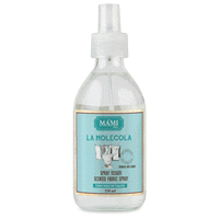 La sua speciale MOLECOLA, neutralizza i cattivi odori degli indumenti lasciando una piacevole e delicata nota di freschezza che dura nel tempo. 