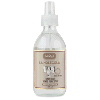 La sua speciale MOLECOLA, neutralizza i cattivi odori degli indumenti lasciando una piacevole e delicata nota di freschezza che dura nel tempo. 