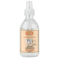 La sua speciale MOLECOLA, neutralizza i cattivi odori degli indumenti lasciando una piacevole e delicata nota di freschezza che dura nel tempo. 