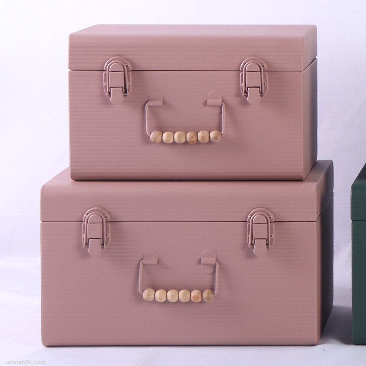 Set 2 bauli Rayas in latta di colore cipria. Dimensioni: 35x24,5 h.20/30x19,5 h. 18,5 cm. 