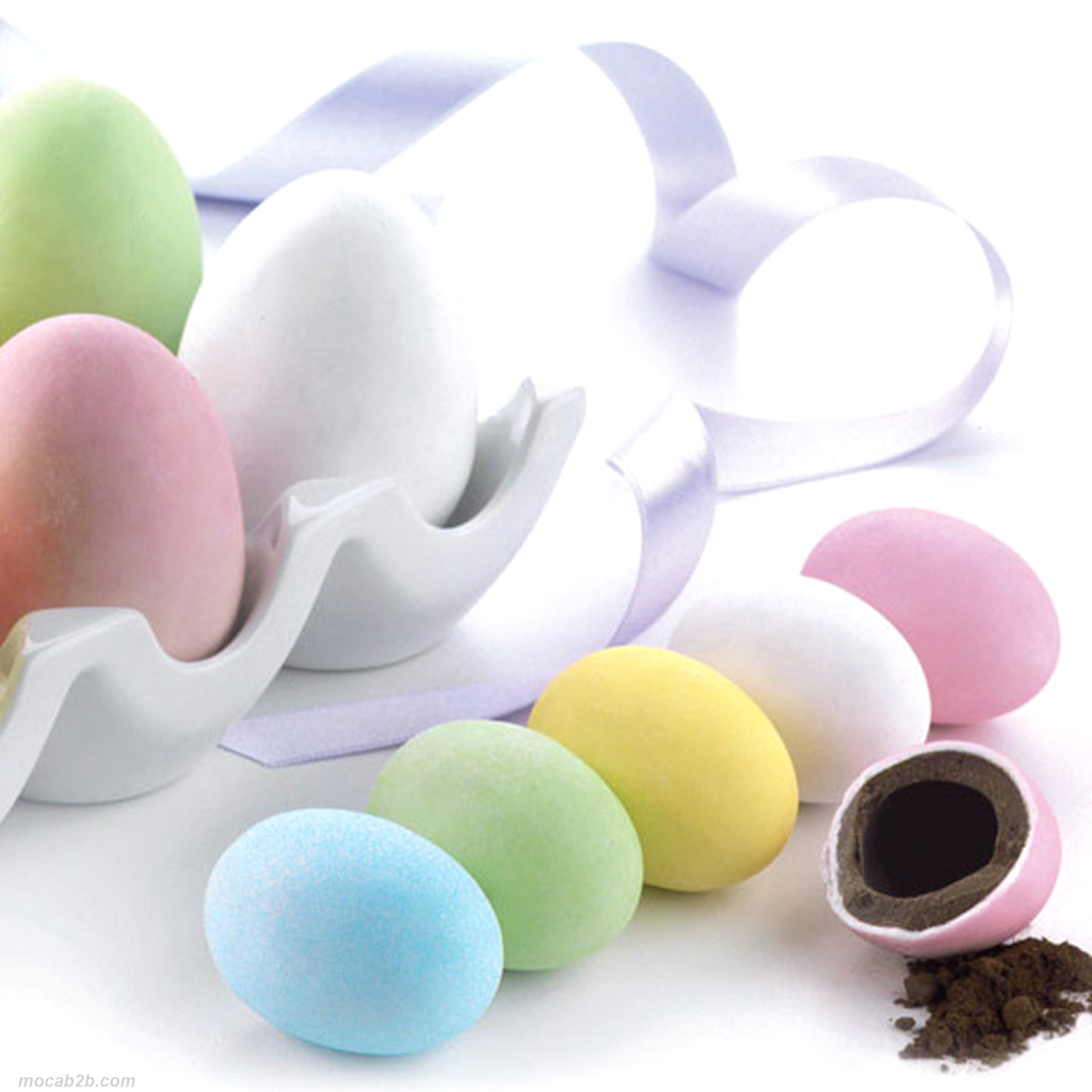 Uova di gallina confettate di primissima qualità, con ripieno di finissimo cioccolato fondente. Ideali per le festività pasquali. Vari colori disponibili. Gluten free. 