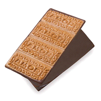 Cialda zuccherata stampata millefoglie con una nota di cacao, ricoperta da un lato da uno strato di cacao. Dimensione: 10,5 cm x 5,5 cm. 