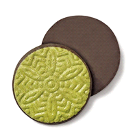 Cialda tonda millefoglie con aroma pistacchio, ricoperta da un lato di cacao. Dimensione: Ø 5 cm. 