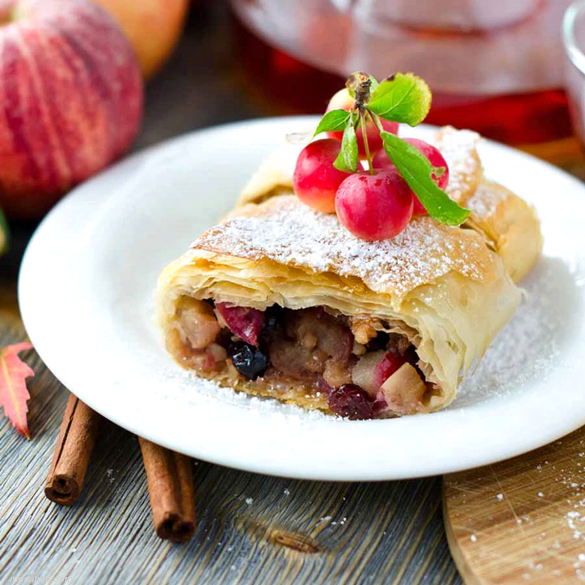 Preparato in pasta a base di frutta per farcitura e guarnizione di prodotti di pasticceria con il 90% di mele in cubetti. Stabile alla cottura e alla congelazione. Ideale per crostate, farciture, mousse etc 