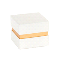 Scatola avorio con inserto oro. Misure: 7x7x6cm. 