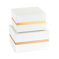 Set 2 scatole avorio con inserto oro. Misure: 12x12x7/14x14x8cm. 