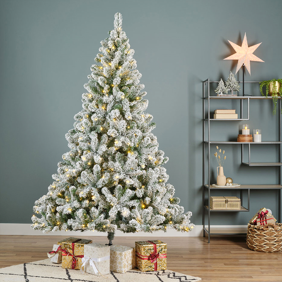 Pino imperial innevato verde in pvc con 260 led bianco caldo da interno. Misure: diametro 117  h. 180cm. 