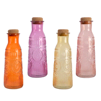 Caraffa in vetro trasparente in 4 colori assortiti. Misure: diam.9,5 h.27 cm. 