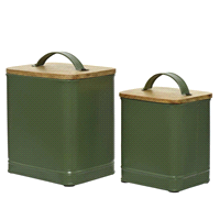 Set 2 barattoli da conservazione zincati di colore verde oliva con tappo in legno naturale. Misure: 16x13h.18cm/13x10 h.14cm. 