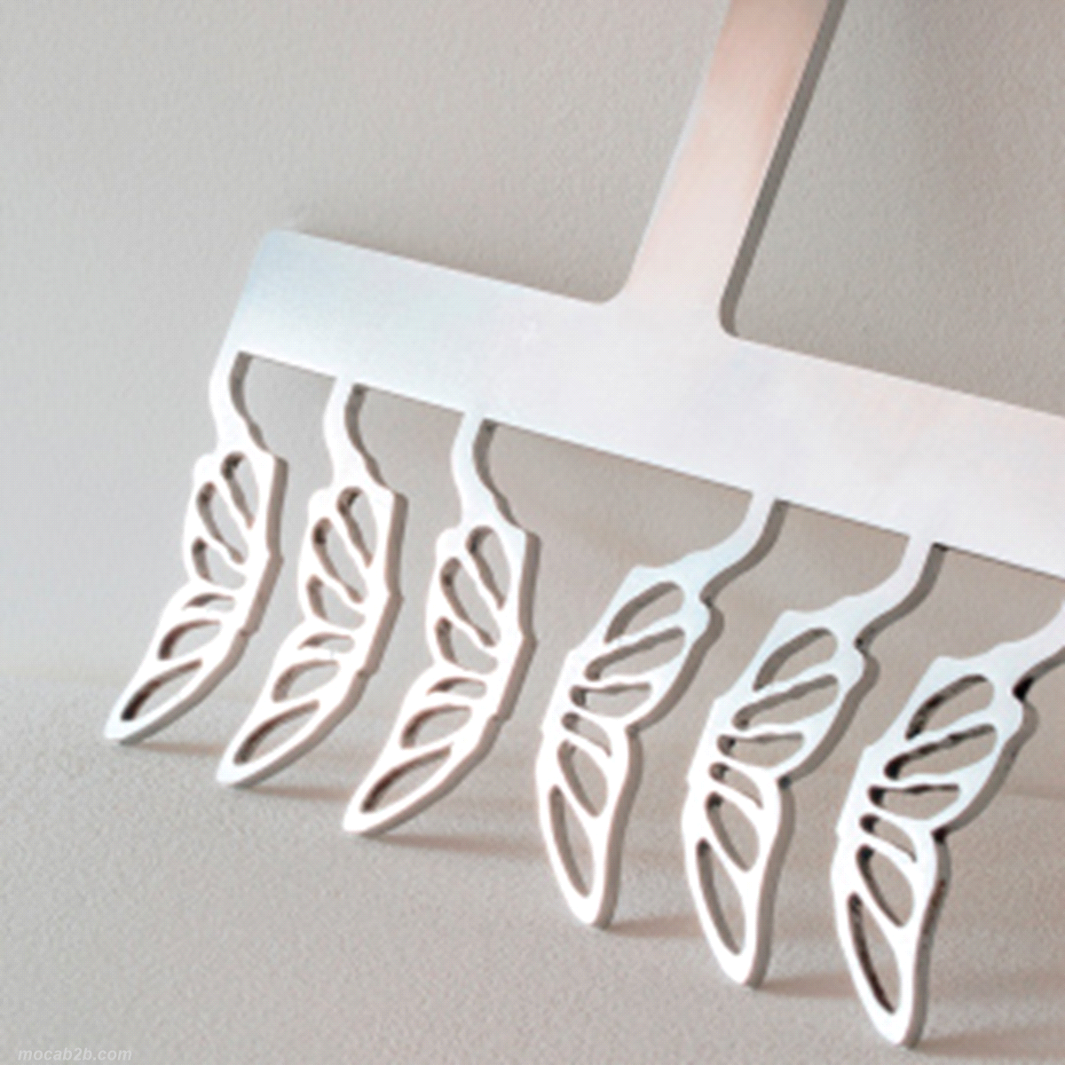 Pettine in acciaio inox per creare eleganti decorazioni in cioccolato a forma di piuma. Questo pettine consente di produrre numerosi soggetti con un solo movimento. 