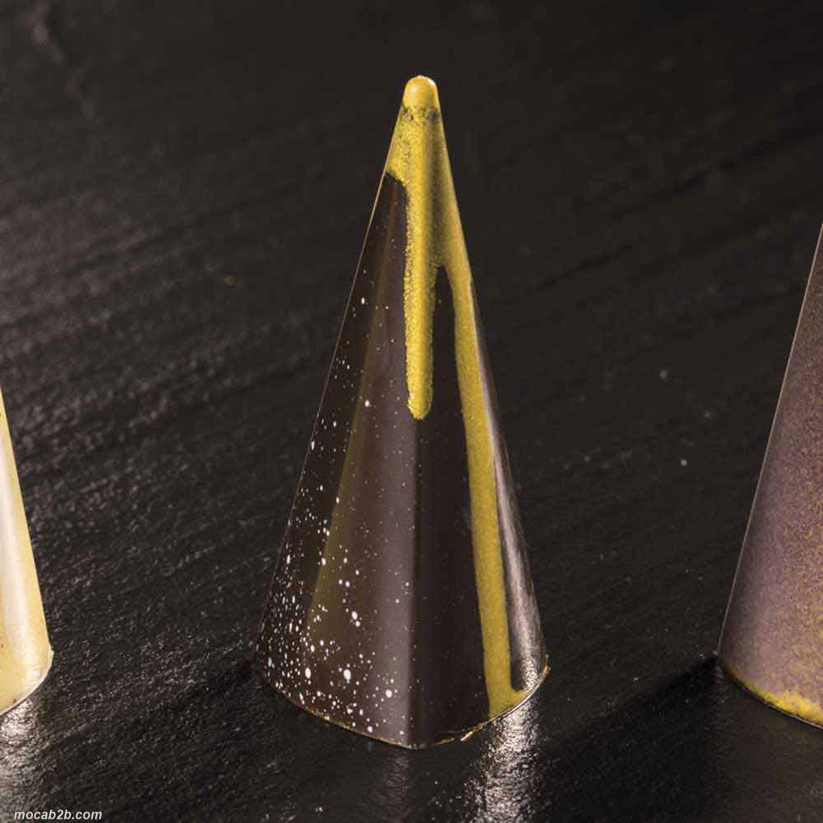 Stampo triangolare in policarbonato per praline Pyramid.
Originali forme geometriche per praline piramidali di grande effetto. 