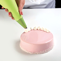 Stampi monouso Voilà per la creazione di torte con raggio stondato. I bordi arrotondati permettono una perfetta glassatura evitando l’antiestetico taglio della glassa. 