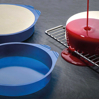 Stampi monouso Voilà per la creazione di torte con raggio stondato. I bordi arrotondati permettono una perfetta glassatura evitando l’antiestetico taglio della glassa. 