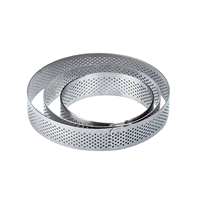Il prodotto di punta di questo sistema sono le fasce inox microforate nella versione MONOPORZIONE: i microfori permettono infatti di sostenere il bordo della torta, evitandone il collasso in cottura, e una doratura ottimale dei fondi.
H 2 Cm.
Ø 9 Cm fascia inox.
Ø 8 Cm crostata cotta. 