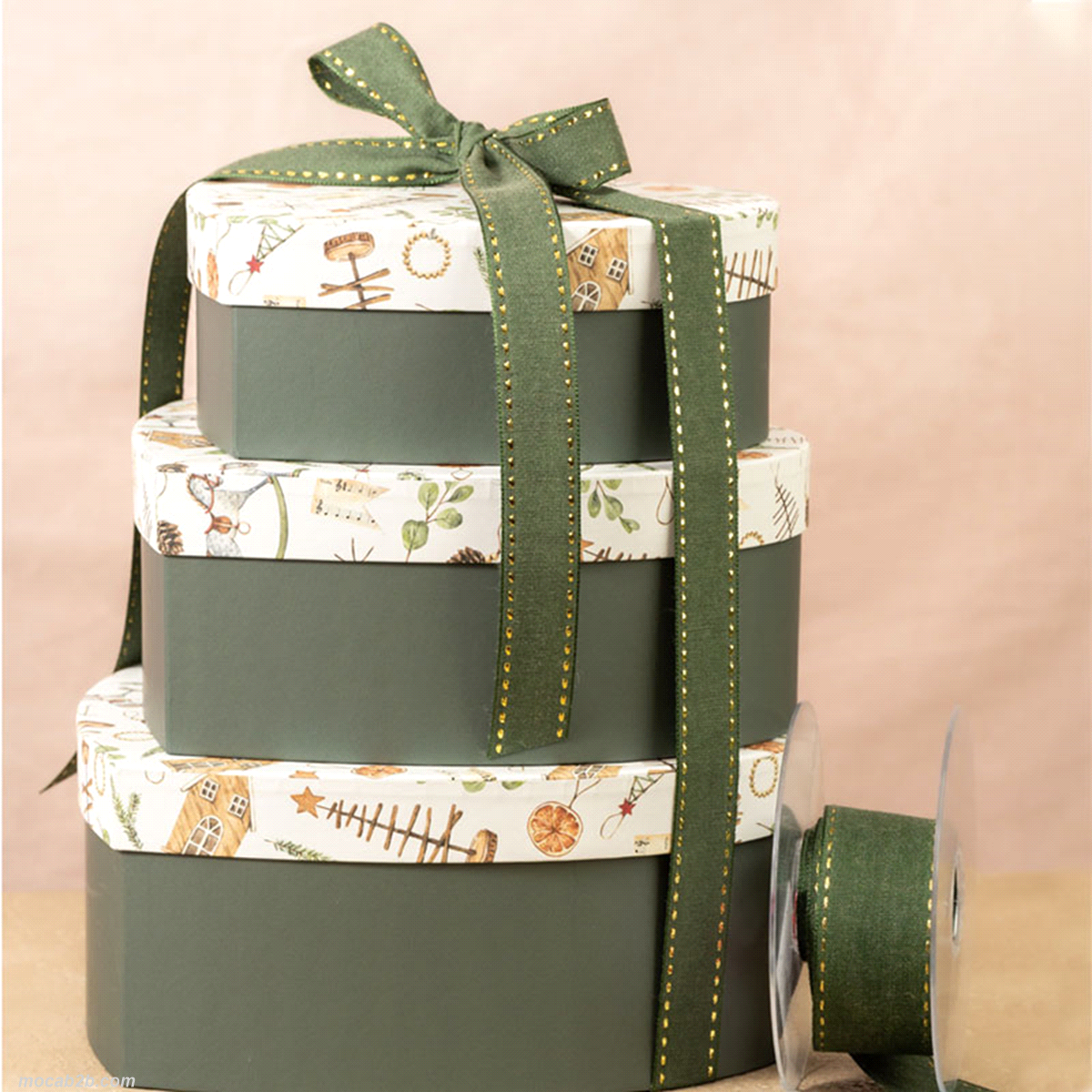 Set 3 scatole in cartone a cuore motivo Ricordi. Dimensioni: 21x21,5 h.9,7/ 22x19,5 h.8,5/ 19,4x16,5 h. 7cm. 