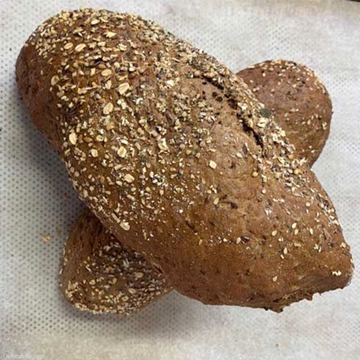 Pane ai cereali con aggiunta di 4 malti. Circa 550 gr cad. Consigliabile scongelare il pane la sera prima in frigorifero. Cottura: 18 min 180°C. 