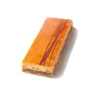 Su una Dacquoise umida alle nocciole, una bavarese al caramello con cubetti di pera William. Un topping al gusto di caramello evidenziato da delicati nastri di cioccolato al latte. Da scongelare. 