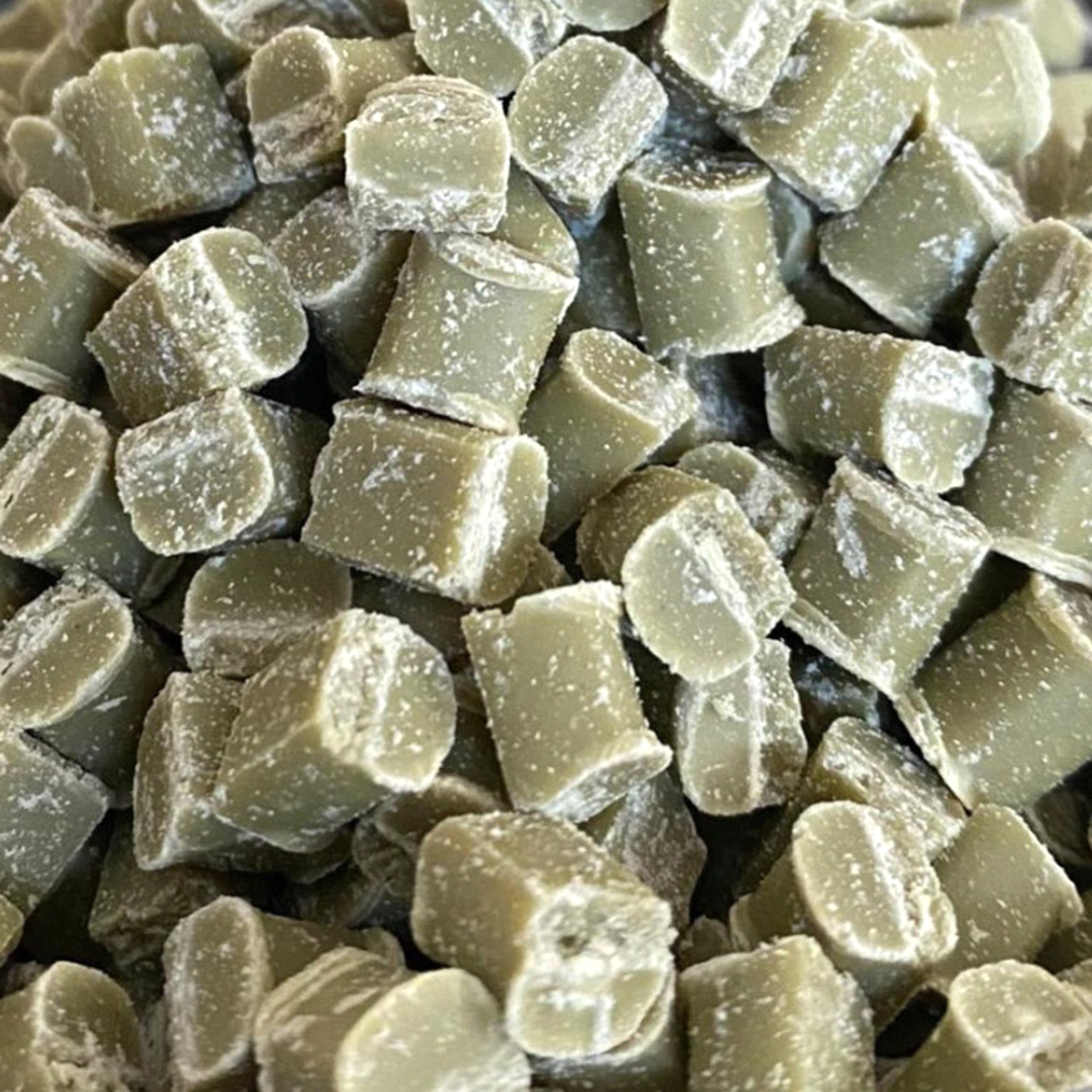Quadrotti di puro cioccolato al gusto pistacchio di circa 5 mm. Ottimi per la farcitura di prodotti prima della cottura quali muffin, cookies e panettoni. 