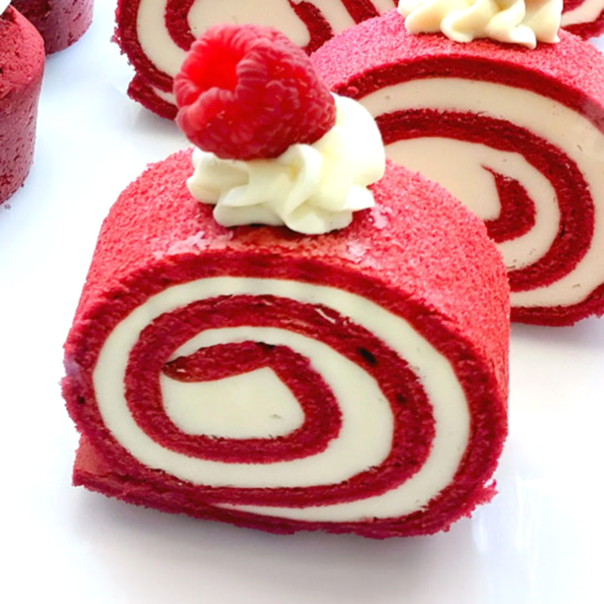 Preparato in polvere per Swiss roll, American cake e torte di colore rosso. 