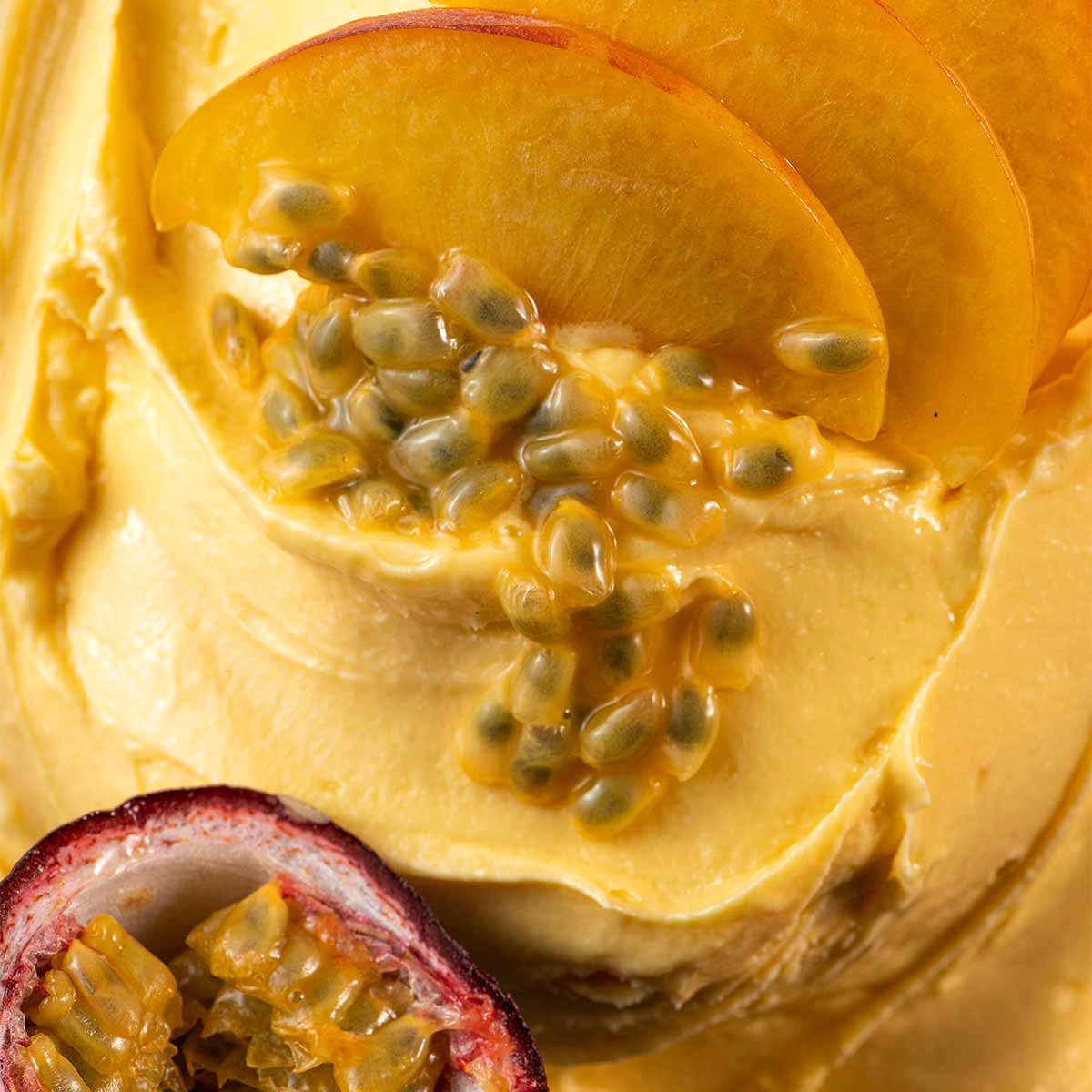 Prodotto FAST completo per ottenere un gelato, sorbetto o semifreddo al maracuja e pesca. Ricetta per gelato: 1 busta + 2,5 litri di acqua. Sorbetto: 1 busta + 3 litri di acqua 