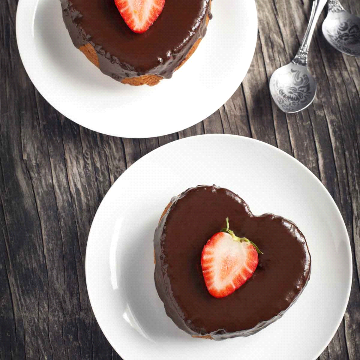 Preparato in pasta per glassatura, farcitura e copertura gusto cacao. 
Ideale come ripieno e copertura di torte e praline. 