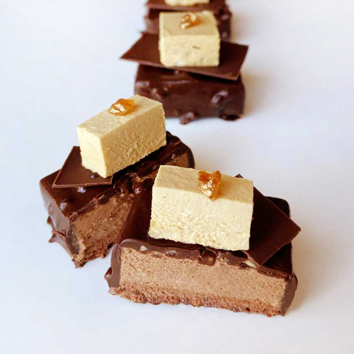 Preparato in pasta per glassatura, farcitura e copertura gusto cioccolato al latte. 
Ideale come ripieno e copertura di torte e praline. 