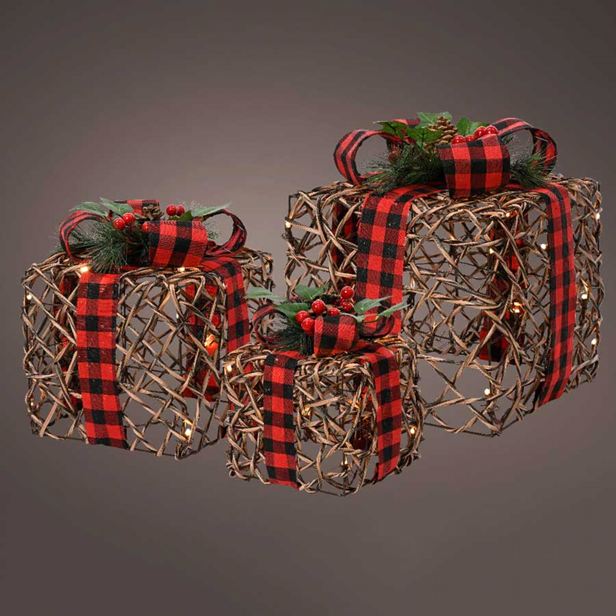 Pacchi regalo marrone in rattan con fiocco scozzese a led bianco caldo da interno. Misure: 25x25 h.30cm. 