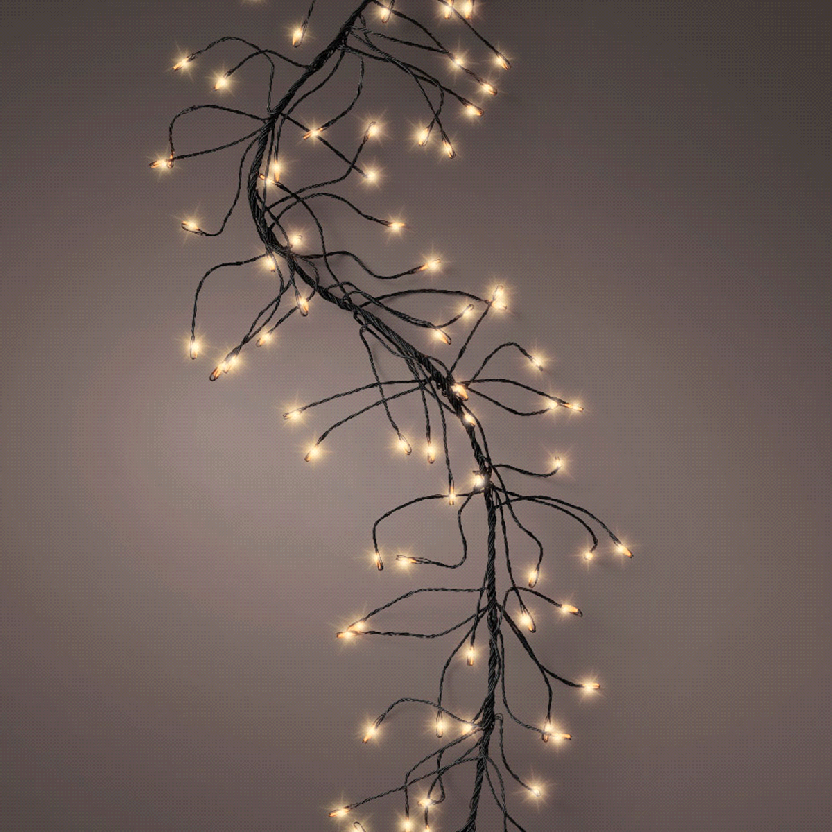 Filo di luci nero con led bianco classico,con 8 funzioni scintillanti da esterno. Dimensioni: 300cm. 
