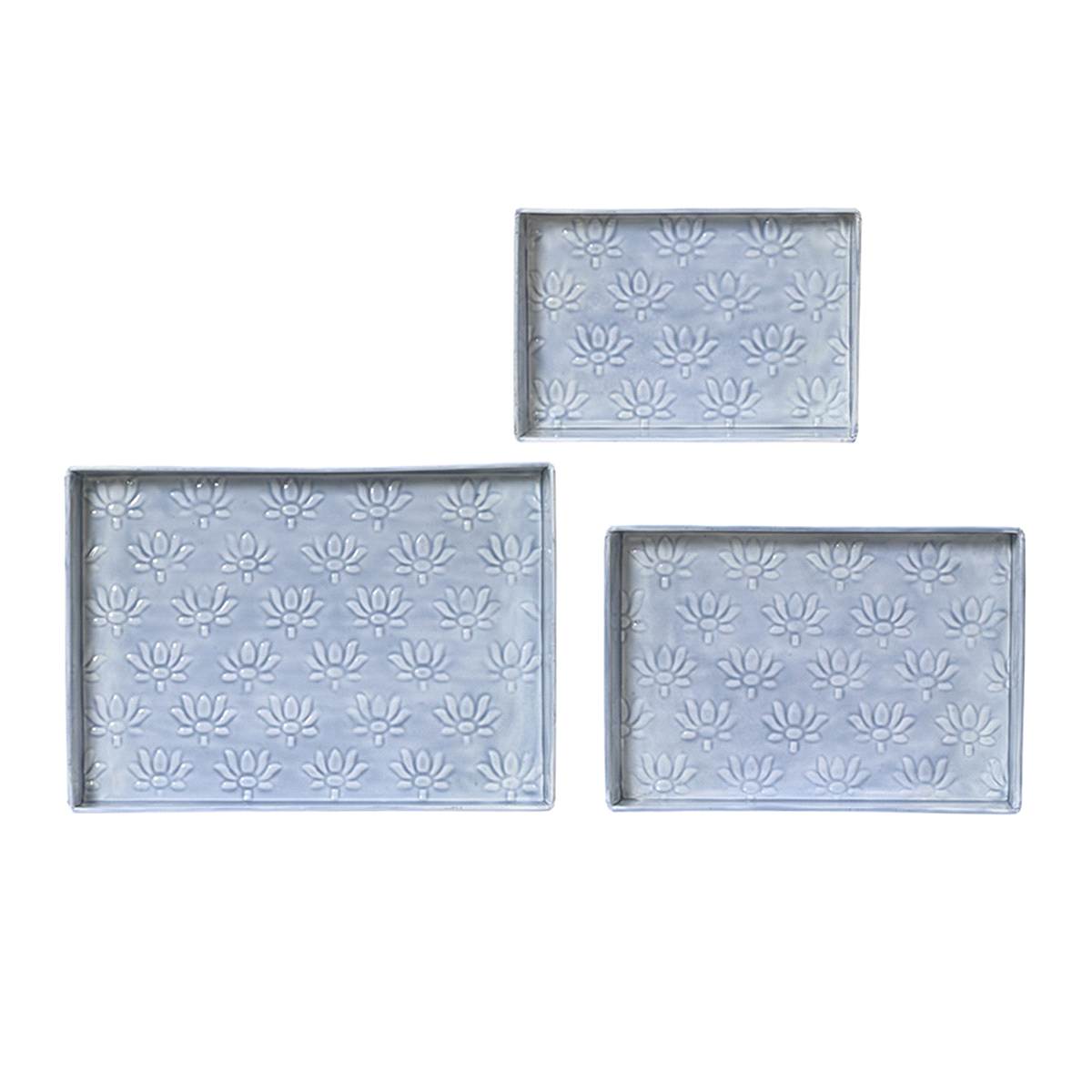 Set da 3 pezzi piatti blu in ferro decoro floreale. Dimensioni: 34x24h.3cm. 