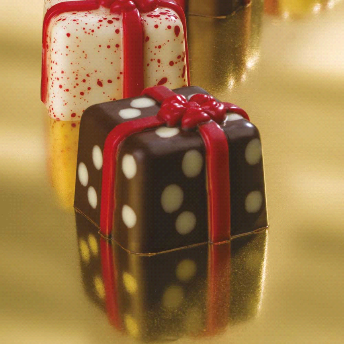 Stampo in policarbonato per praline a forma di confezione regalo.
Perfetto per il periodo natalizio. 