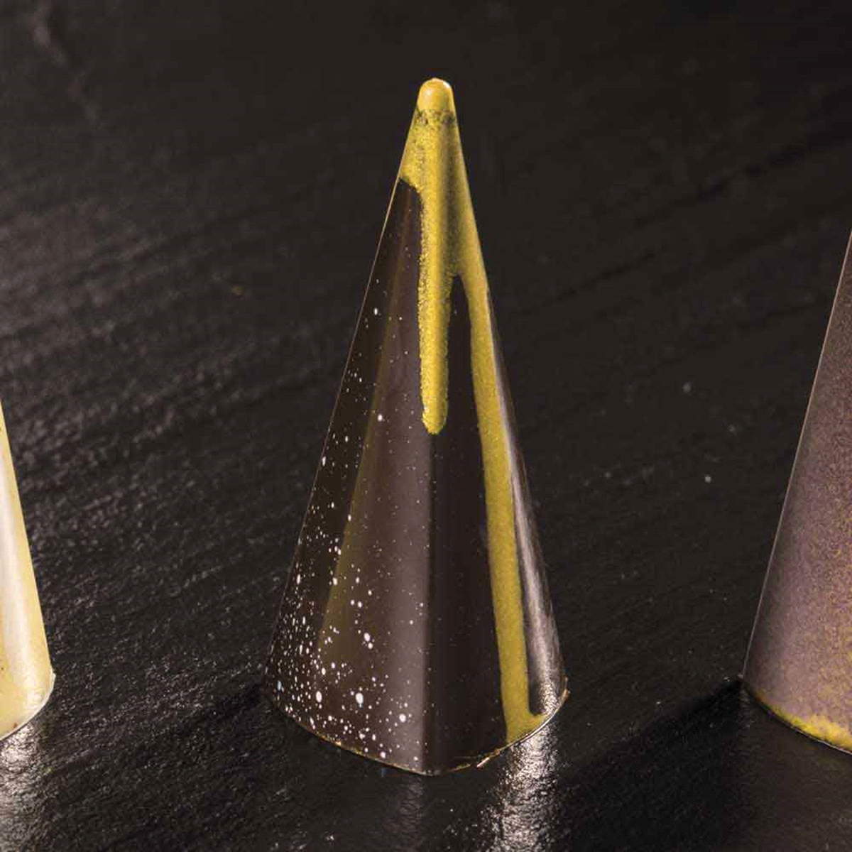 Stampo triangolare in policarbonato per praline Pyramid.
Originali forme geometriche per praline piramidali di grande effetto. 