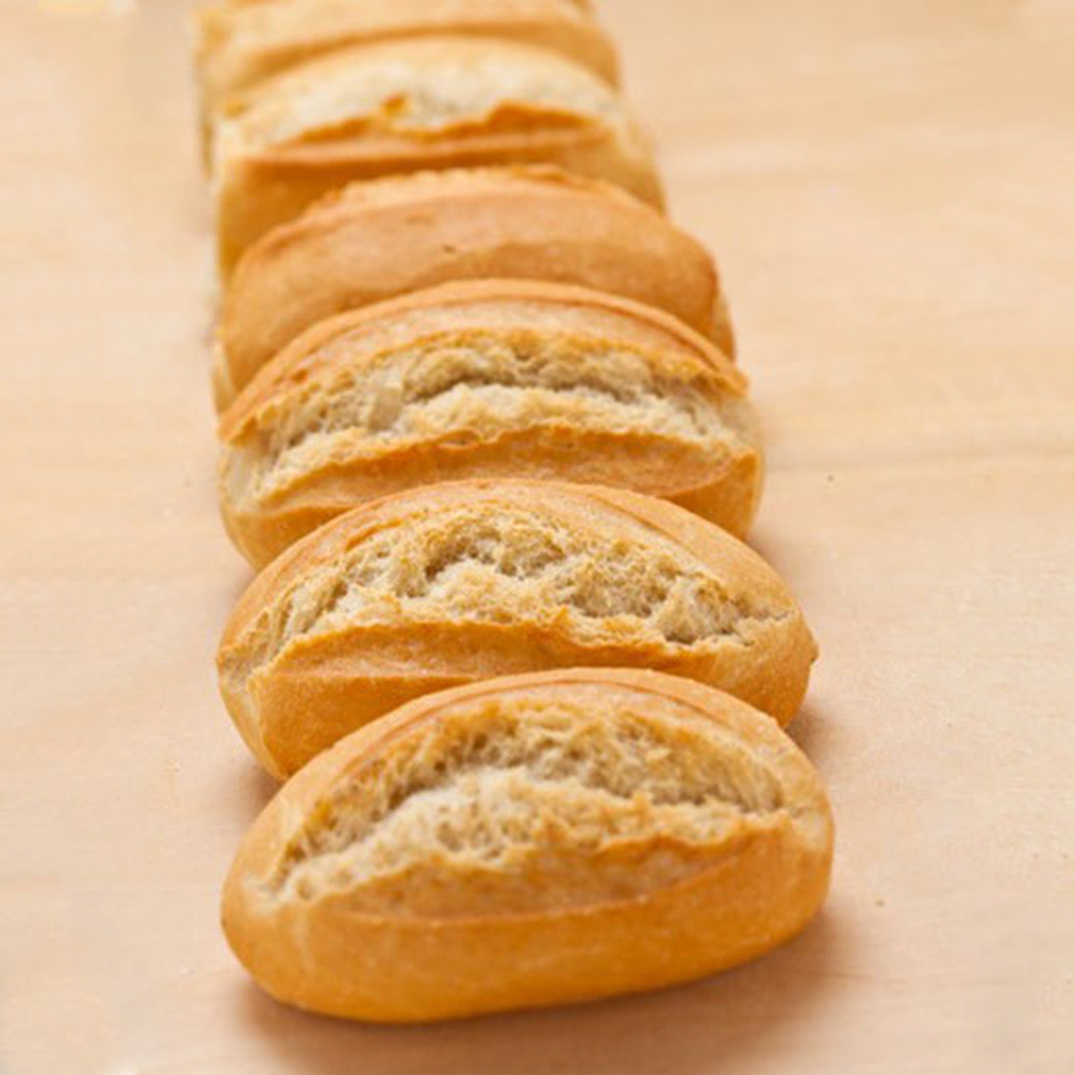 Pane bianco tipico da cestino. 
- prodotto con una biga di 24 ore per avere una fragranza che duri nel tempo.
- cottura: 15 min 180 gradi forno ventilato. 