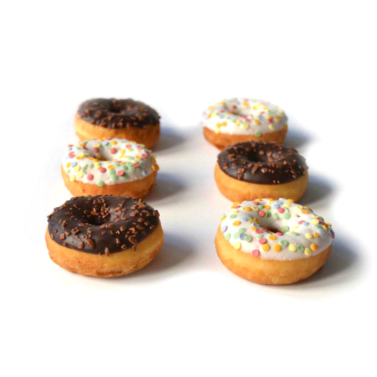 Mini donut cioccolato glassato al cacao e decorato di pepite di cioccolato. Mini donut arcobaleno glassato con zucchero bianco e ricoperto di colorati confetti. Solo da scongelare 