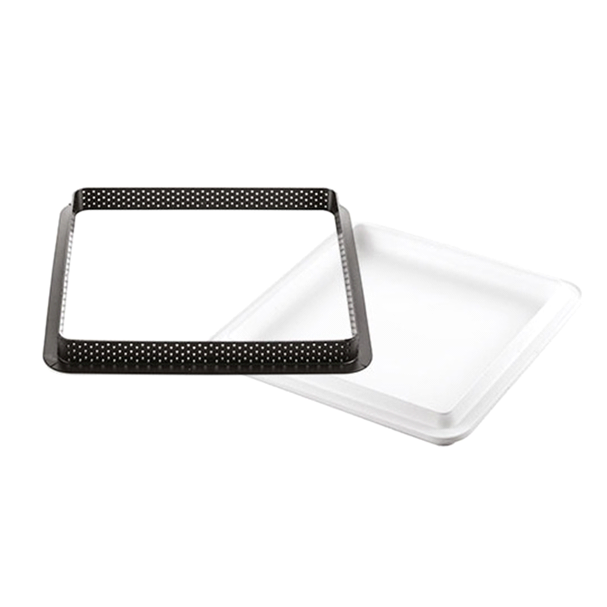 Composto da due elementi: un anello 200 x 200 h 20 mm in materiale termoplastico composito indeformabile adatto all’uso in forno per la realizzazione della base e uno stampo in silicone 170 x 170 h 20 mm per realizzare una mousse o un cremoso da adagiare sopra alla pasta frolla. 